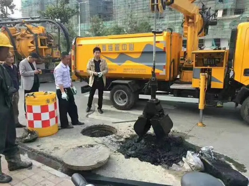 沣渭街道：网格员化身“清道夫”，为民解忧疏通“堵心”化粪池