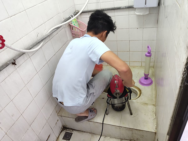 沣渭肥皂掉到马桶里把马桶堵住了怎么办？马桶堵住了怎么办
