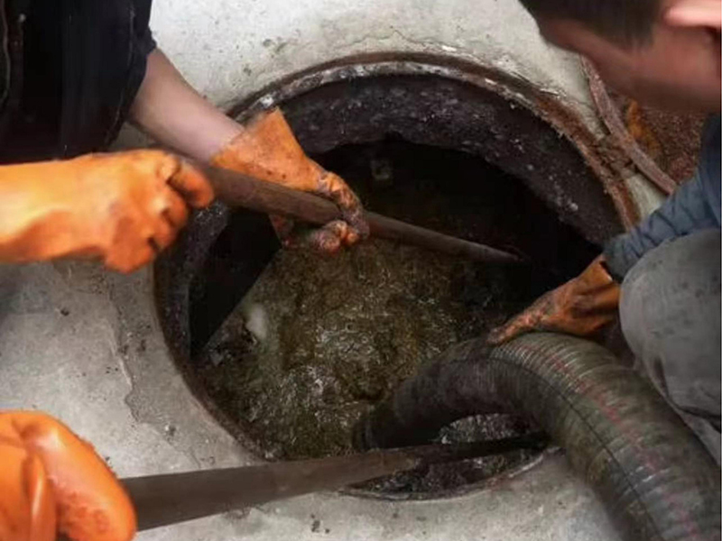 沣渭清理化粪池时如何避免沼气的危害？